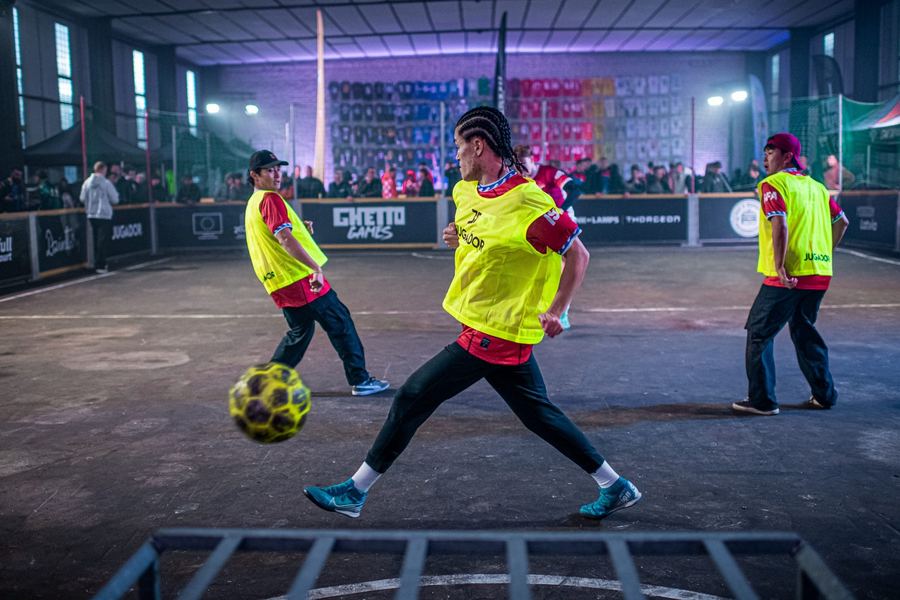 Dos jugadores disputando el balón bajo las luces de la cancha del mundial