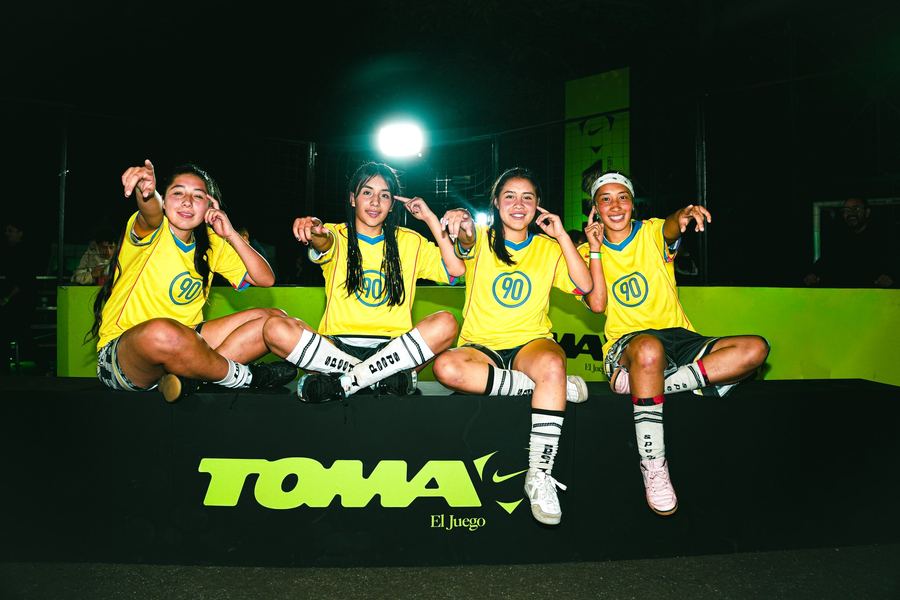 Cuatro jugadoras con peto amarillo sentadas sobre la valla de Toma El Juego